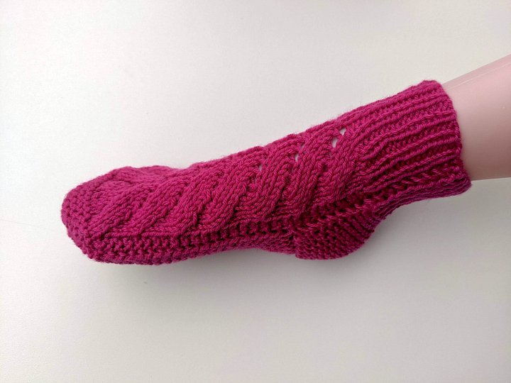 Two Needles Seamless Lace Knit Socks Pattern product image (2)
