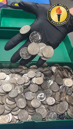 1,000 Kennedy Half Dollars Poured Out 💰

1,000 Kennedy Half Dollars.
$500 face value.
357.5 ounces of silver.

This is what r...