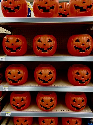 The older I get the more I appreciate corn ball Halloween decorations. It hits me right in the yayas 🥰
I can’t be the only on...
