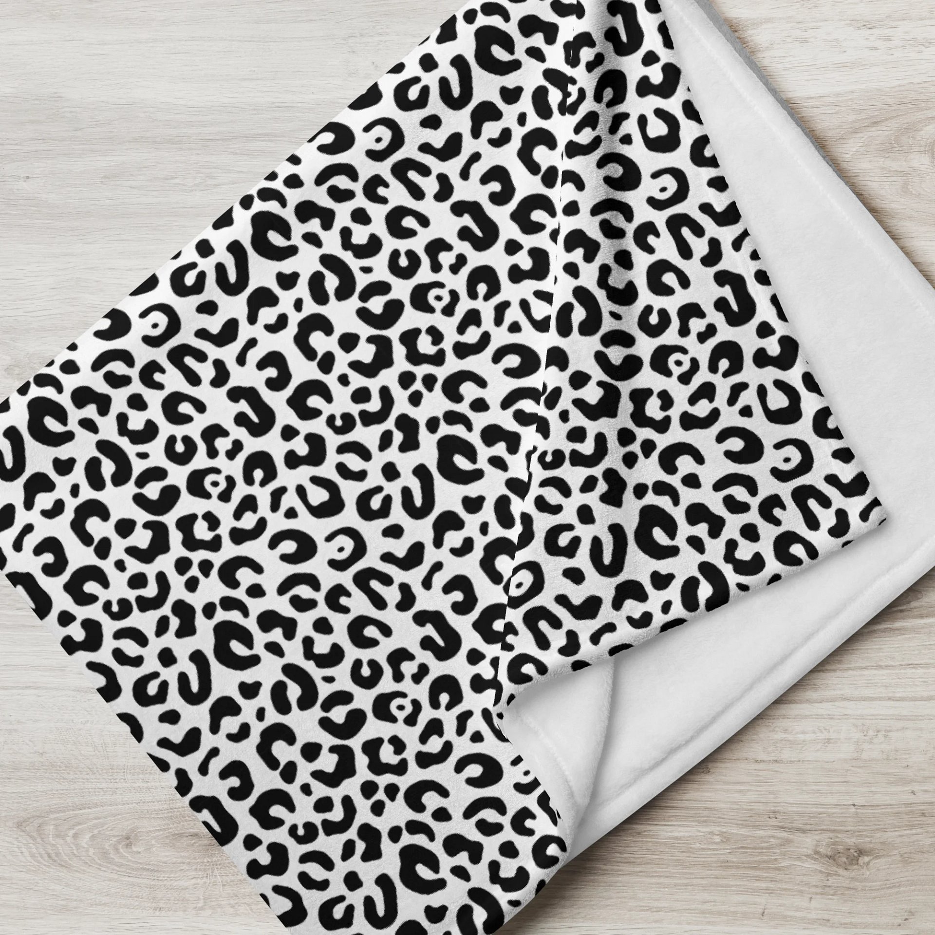 Cozy Monochrome Leopard Print Throw Blanket for Home Decor product image (2)