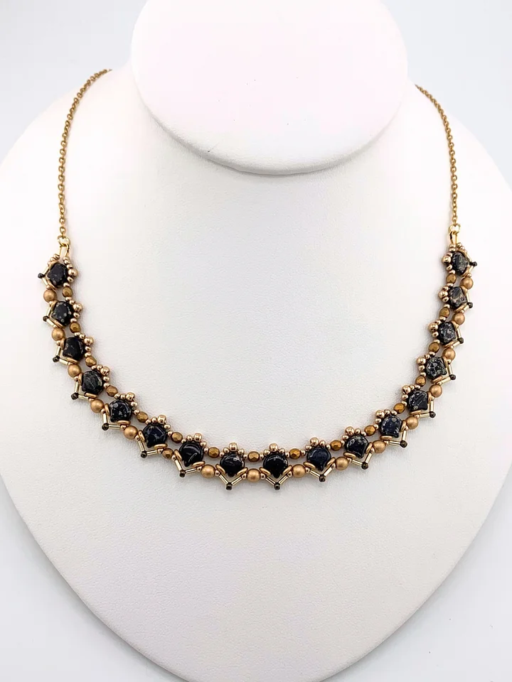 Queen’s Trellis Necklace - Gold, black product image (1)