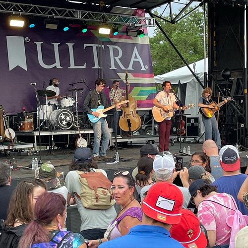 Throwback Thursday to rocking this baby blue Tele playing slide guitar with @crowmedicine & @mollytuttle & @jerrypentecost do...
