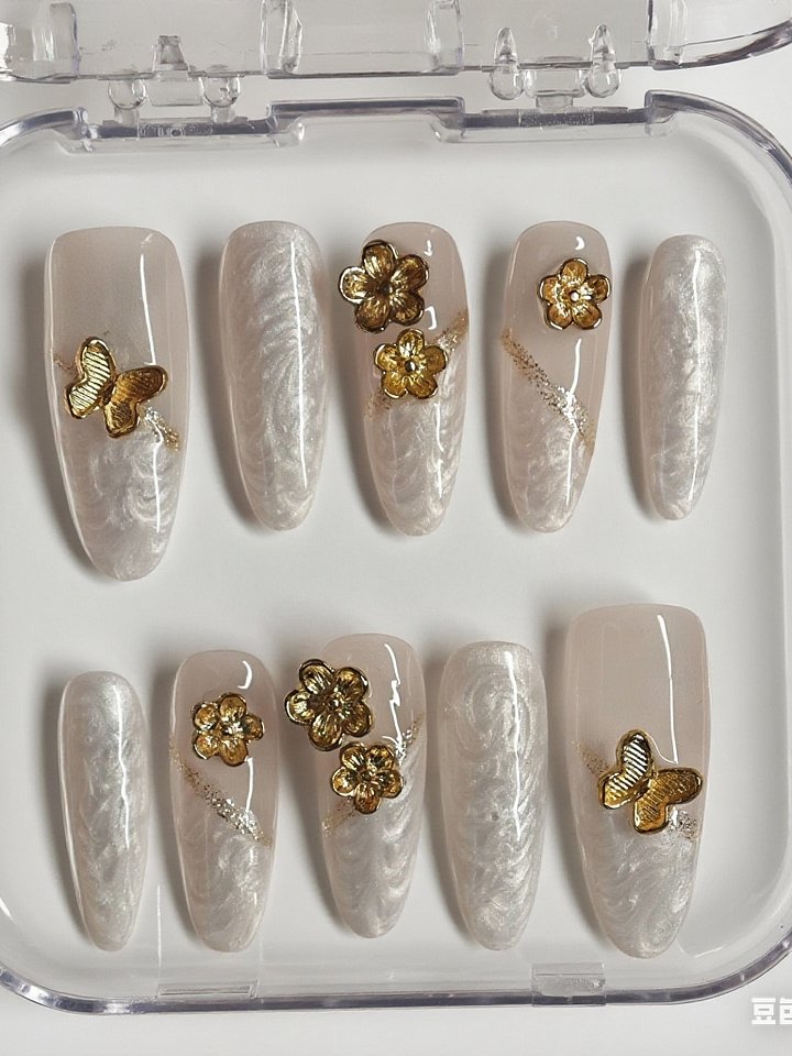 Gold and Pearly Elegance product image (2)