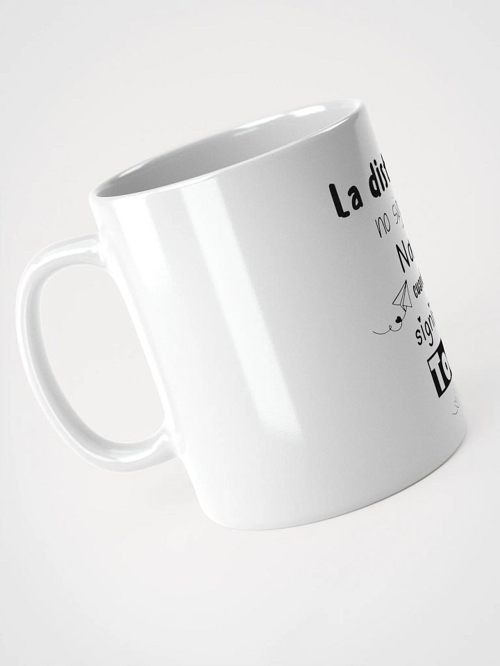 La distancia no significa nada Mug product image (2)