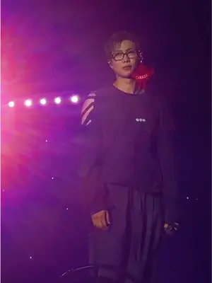 Literally one of my favourite clips my cousin got from Toronto day 2. From Taehyung clipping the maple leaf 🍁 to Namjoon’s glasses all the way and it flying off. To Namjoon missing his mark so he almost got kicked by Hobi who was so confused 😂 Then there’s just Jungkook laughing in the back  #BTS #RM #V #Jhope #Jungkook 