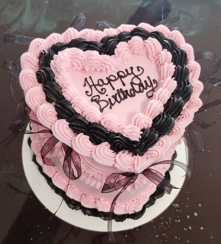 Lambeth vintage style heart cake. #cakevixenssta #customcakes #lambethcake #vintagepiping #heartcake