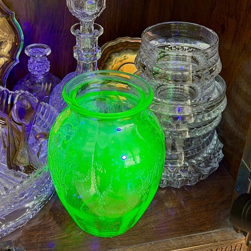 Look idk what I did to deserve such extremely rad birthday gifts such as mint condition 1929 Anchor Hocking literal URANIUM G...