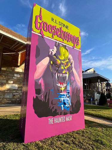 Happy First Day of Fall 🍁 Throwback to my giant Goosebumps Book lawn display for Halloween 🎃 I’m not sure I can top this 8ft ...