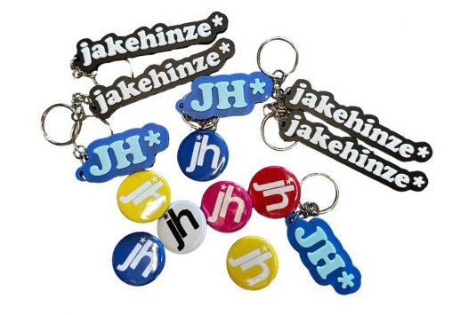 KEYCHAIN / PIN BUNDLE product image (1)