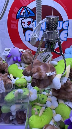 Playing a claw machine at an arcade that only takes quarters…
.
.
.
.
.
#arcade #clawmachine #bremerton #washington #pnw