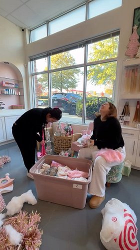 We went straight from the airport to Pinup for phase 1 of decorating the salon for PINKMAS 🎄💗

It’s truly never a dull moment...