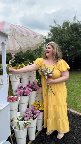 My friend @joshlynphotography hosted the dreamiest #gardenparty and was kind enough to let me blog about it! Read about the e...