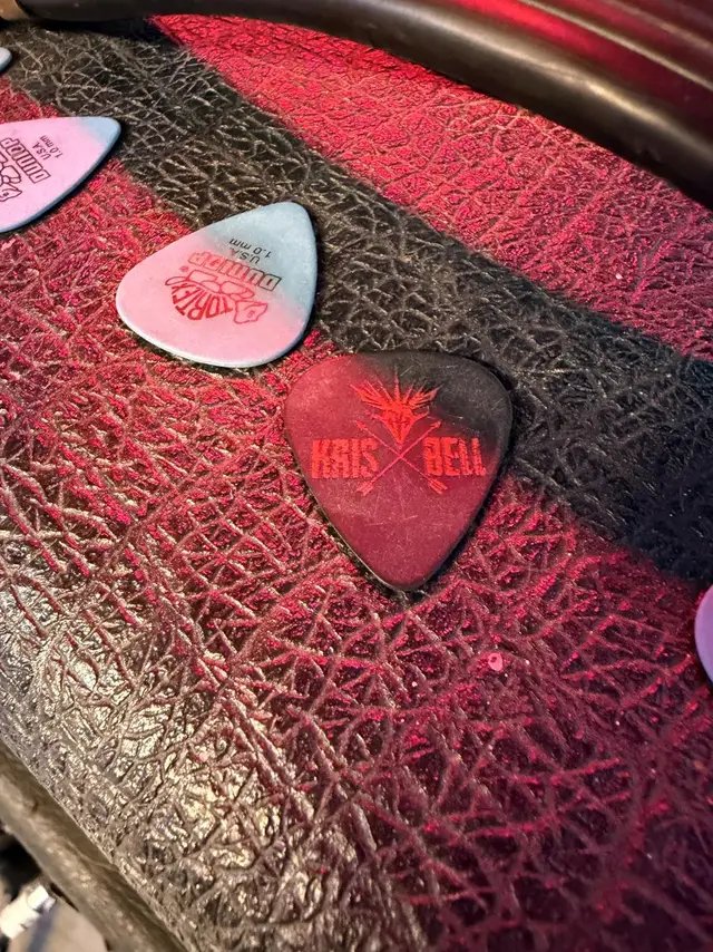 What do you think about the new single? Turn it up, give it a listen, and let us know what you think in the comments 🤘🏻 #BrokenDown #NewSingleOut #KrisBellBand #RockMusic #SouthernRock #RockLegends