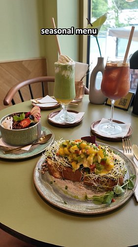 We were invited to one of our go-to coffee spots in Budapest, because they just launched their summer seasonal menu!* #ad☕🥭

...