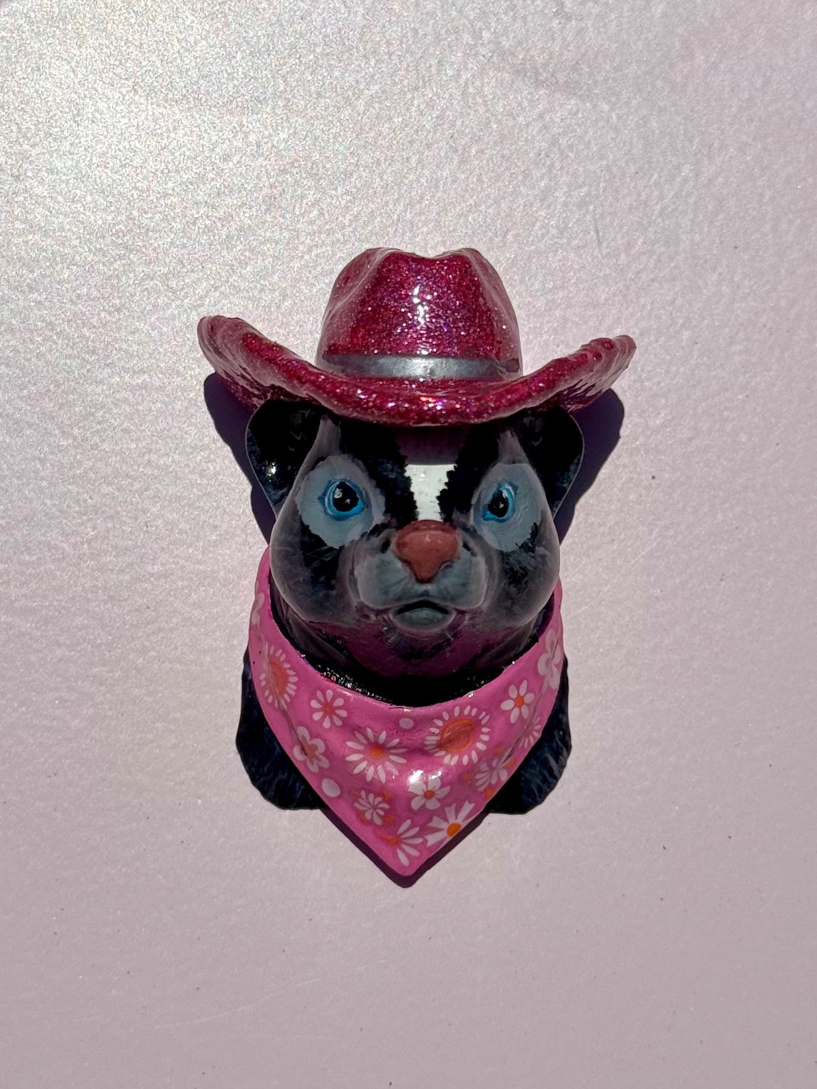 Hand-Painted Skunk Magnet (Pink) product image (2)
