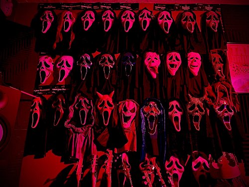 Ghostface wall is looking a little tasty. Still have a few I need to get to finish her off. 

#ghostface #horror #halloween #...