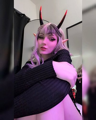 Reposting this look from last year cause I like it a lot 🖤🖤
•
#demongirl #fantasy #cosplay #cosplayer #cosplaygirl