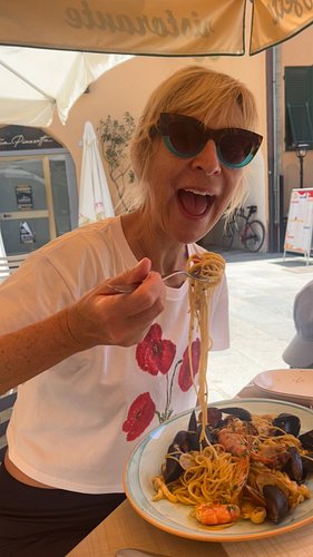 Poppies 🌺🌺 and spaghetti - bolognese -oh no sorry it doesn’t exist in Italy🇮🇹! 😁 
But anyway, these ones are seafood..😉 
 
#o...