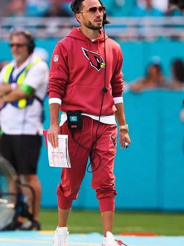 Ladies and gents of the desert gridiron, picture this: Mike McDaniel sliding into the Arizona Cardinals’ head coach spot like...