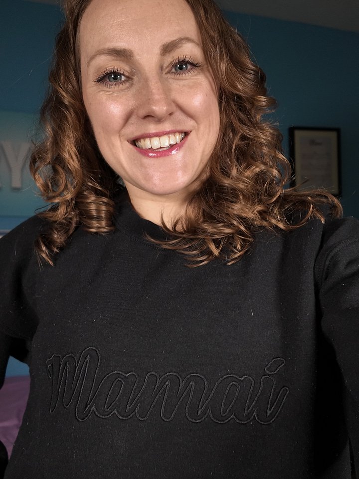 Mamaí - Embroidered Mammy Sweatshirt in Irish / Gaeilge / Gaelic product image (2)