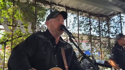 Some songs just sound better on a Saturday night. 🍻🎸

A live band.
A couple cold drinks.
Somebody dancing who probably should...