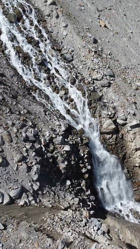 Riprese aeree uniche del 2022 nel cuore del Monte Rosa: una cascata impetuosa si getta all'interno di un mulino glaciale, sca...