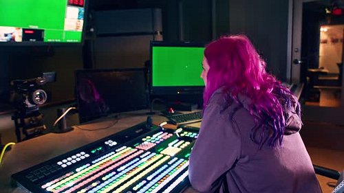 A short breakdown of some #VFX shots from Apocalypse 92.7 FM!
•
#VFXbreakdown #greenscreen #planartracking #screenreplacement