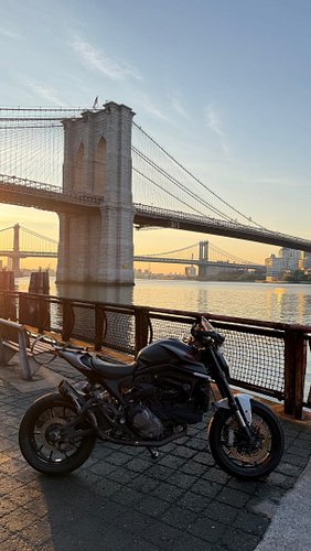 a perfect sunrise in a beautiful city #motorcycle #motorcycles #bikelife #sunrise #newyorkcity
