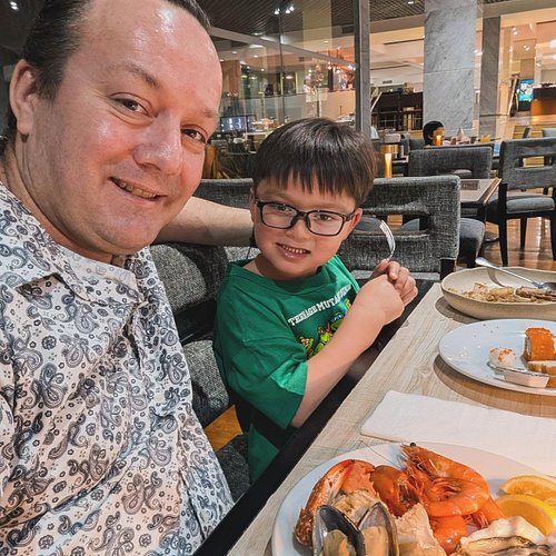 Seafood night in Bangkok 🦐🦪🦀

Prawns, crab, oysters, mussels, sushi and probably a few too many trips back to the buffet at F...