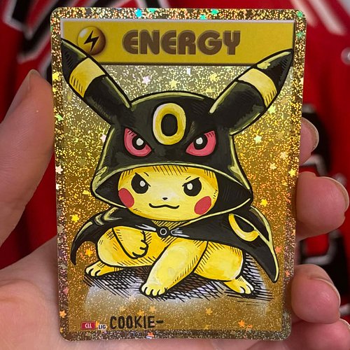Umbreon poncho pikachu sketch on energy card-
Sketched by @mattsworlds 
Original pose and concept
Gradeable by psa and cgc au...