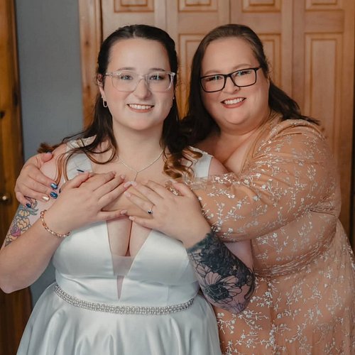 We love a wedding day mom/daughter duo for makeup ❤️

I had the honor of doing the makeup for a long-time childhood friend of...