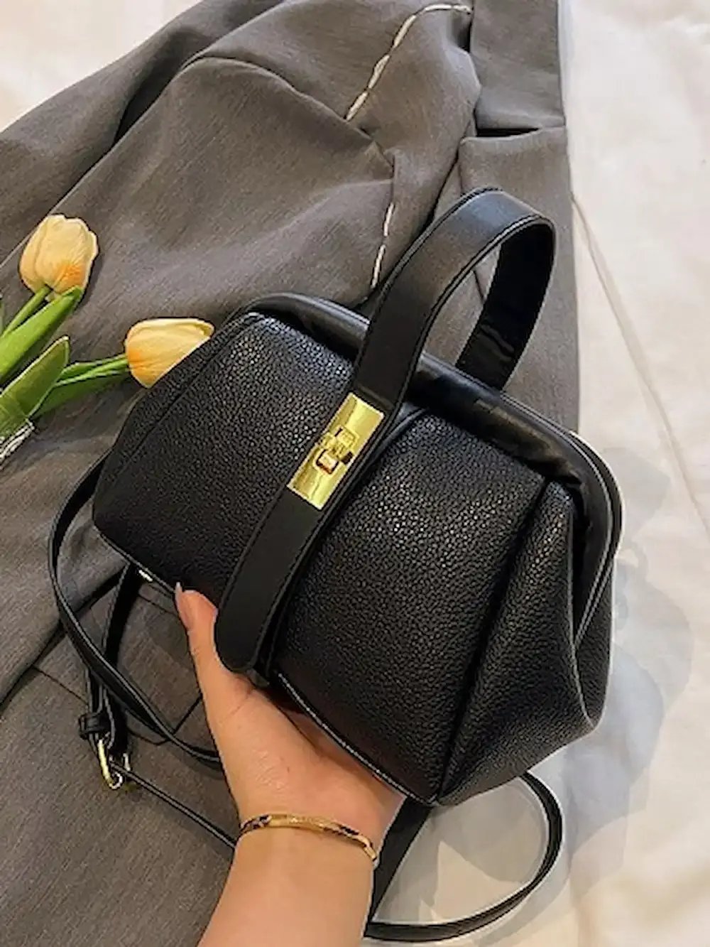 حقيبة يد نسائية أنيقة سوداء بتصميم عتيق وقفل معدني ذهبي product image (10)