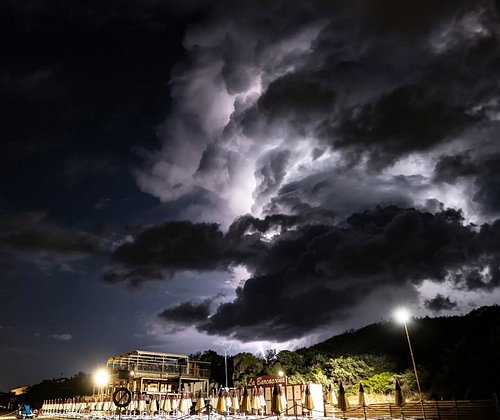 Night Convection and bolt at the Bay 🎥⛈️

Shoot on @nikonfr and @irixlens 15mm
Un des orages du 9 septembre 2026 ( Italie)

#...