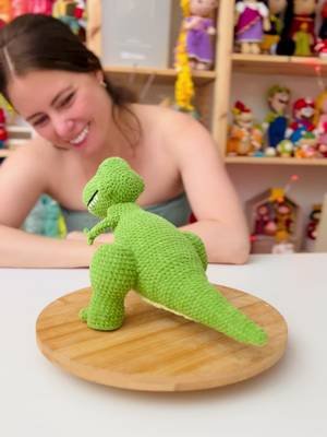 Llegó el T-Rex que tanto esperabas inspirado en el Rex de Toy Story, no esperes más y comienza el tuyo, yo te comparto la guía 💚