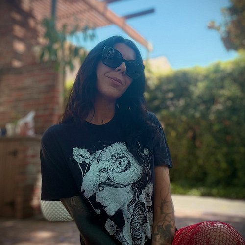 Happy Monday! Today feels like it should be one of those super-chill-no-pants kind of days (wishful thinking). I’ve been drea...