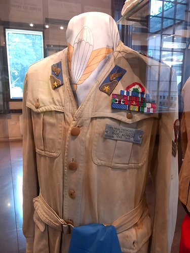 Immagine dell' uniforme del Serg. Magg. PARACADUTISTA Alfredo Rigo del 184° Artiglieria Divisione Nembo 1942 - 1945 ⚡ #terrae...