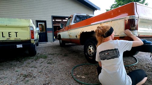 💪😎 Putting on the last bit of elbow grease, but a NEW episode will be up shortly! #squarebody #patina #chevytrucks #c20 #ugly...