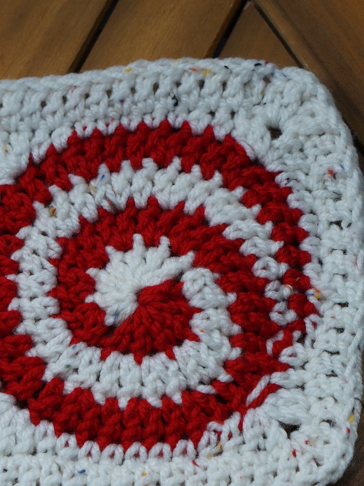 Spiral granny square pdf pattern product image (1)