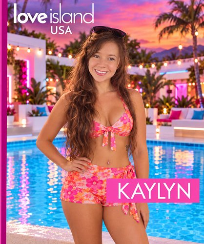 I GOT A TEXT! 📱

🚨 A NEW BOMBSHELL HAS ENTERED THE VILLA! 

The sun is hot, the vibes are hotter, and Kaylyn just walked in r...