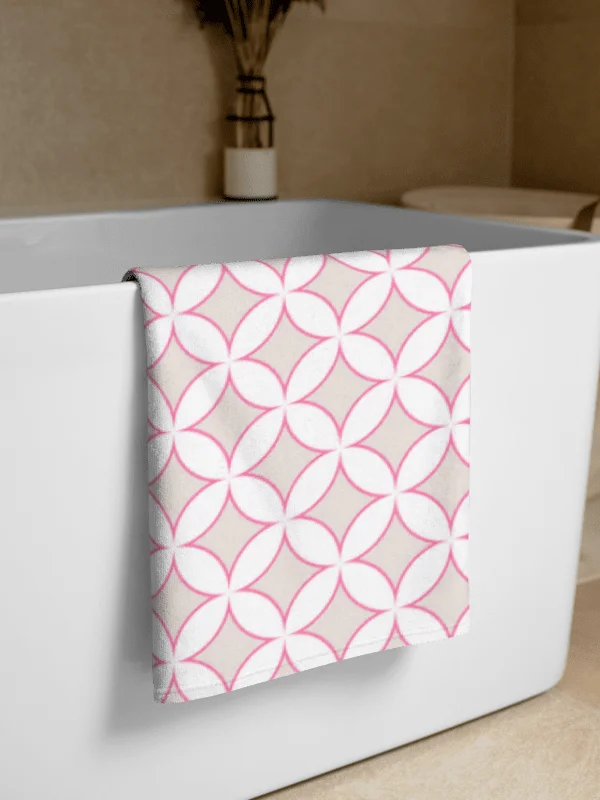 HAMPTONS CHIC PINK CIRCLES TOWEL - Chices Badetuch mit maritimem Muster product image (1)