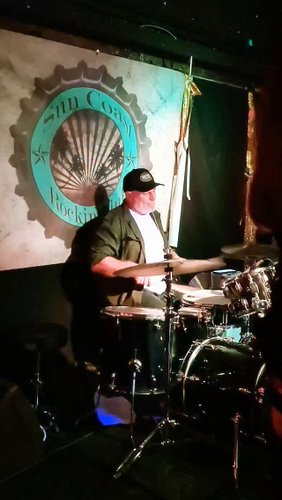 Epic drumming, pin-up girl slapping that bass, iconic music and pure crowd madness

#rockabilly #livemusic #elizastarkandthed...