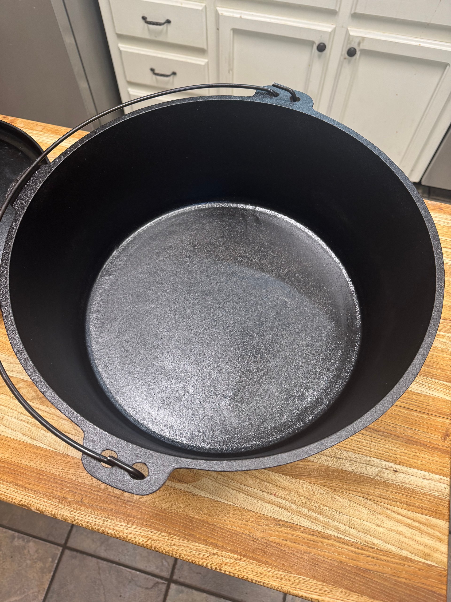 Bayou Classic 20 qt Dutch Oven (SOLD) product image (2)