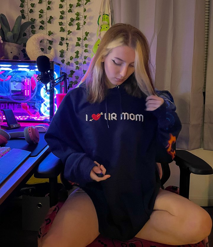 i <3 ur mom hoodie product image (2)