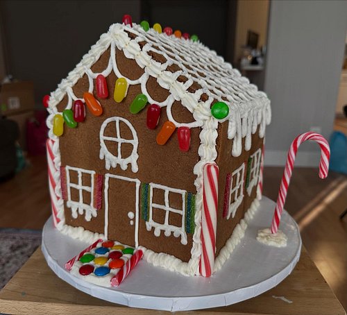 Merry Early Christmas! Here is my last cake of 2025! Carrot spice cake with a gingerbread house facade. 🎄
.
See you in 2026!
...