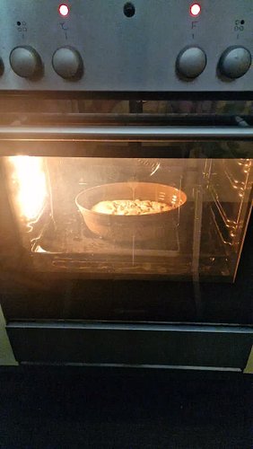 ​Gseht dir das? 😍 Äs git nüt Befriedigenders, weder zue z luege, wie s’Brot im Ofe so richtig schön ufgeit! 🍞✨
​Äs säubergmac...