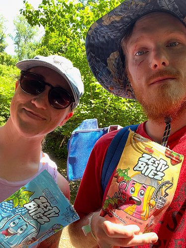 It wouldn’t be shark tooth hunting without a little motivational, game changing snacks! @finaticc @zestysnackz @danaricca