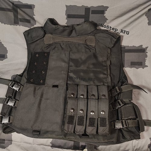 Order up! Here we have early style snap covers with full snaps and an early 8 magazine combination Mp5/pistol pouch. Referenc...