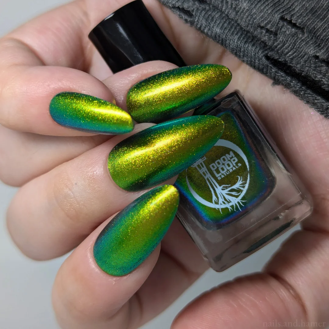 EMPIRE OF DELUSIONS - Gold Green Navy Multichrome Nail Polish product image (6)