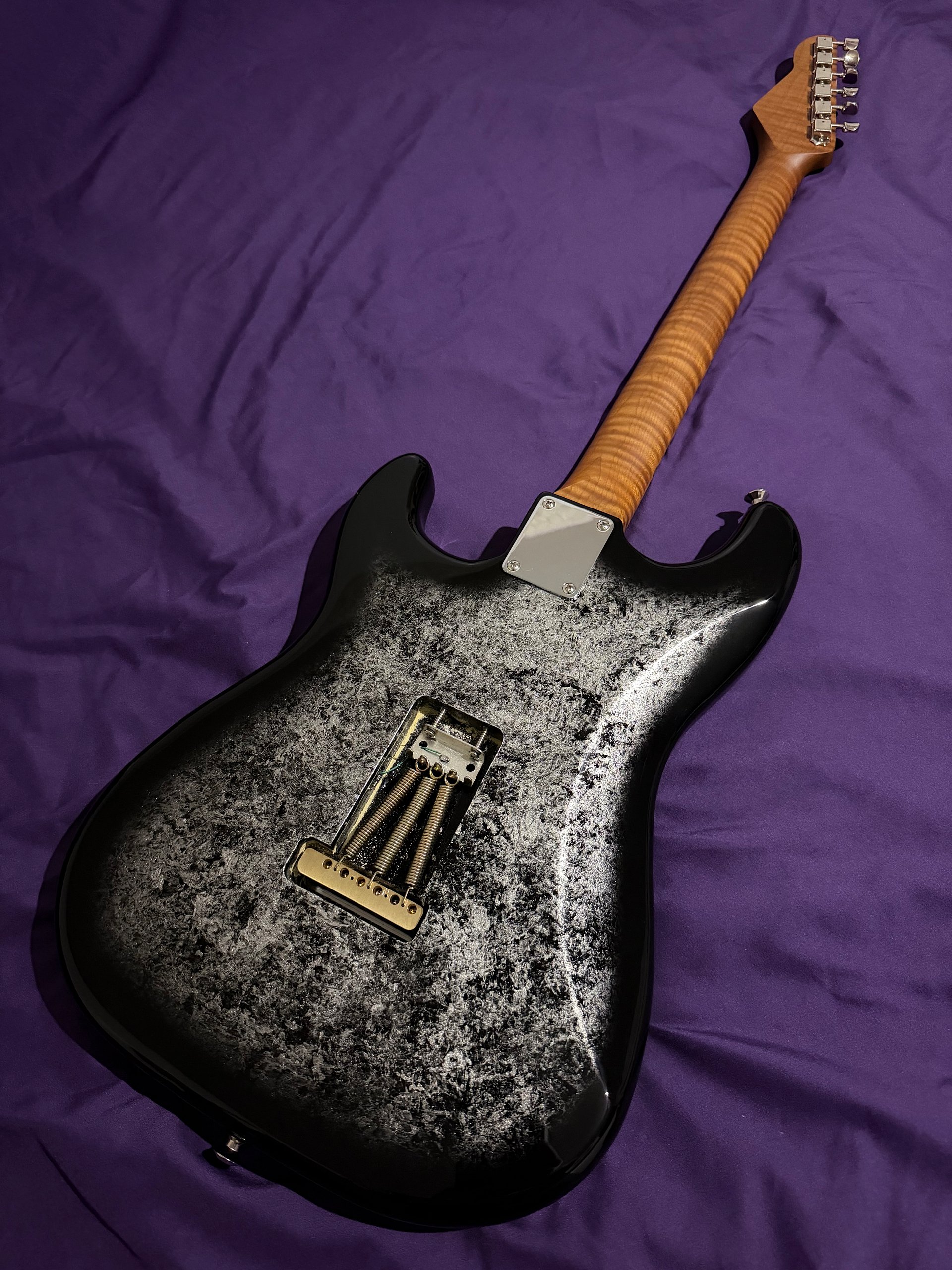 GD Guitars Super S – Black to Silver Foil Burst | HSH-86 GD Pickups Set | Roasted Flame Maple Neck | Roadrunner Case product image (5)
