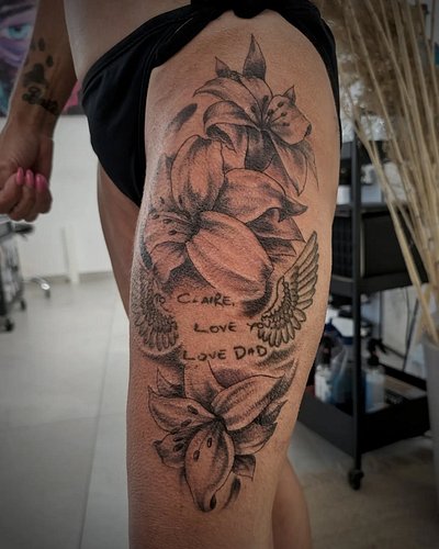 aDdEd fLowErs

for the lovely @mrssibbo73 Thanks 🙏🏼 
(wings and names not my work)

#floral #floraltattoo